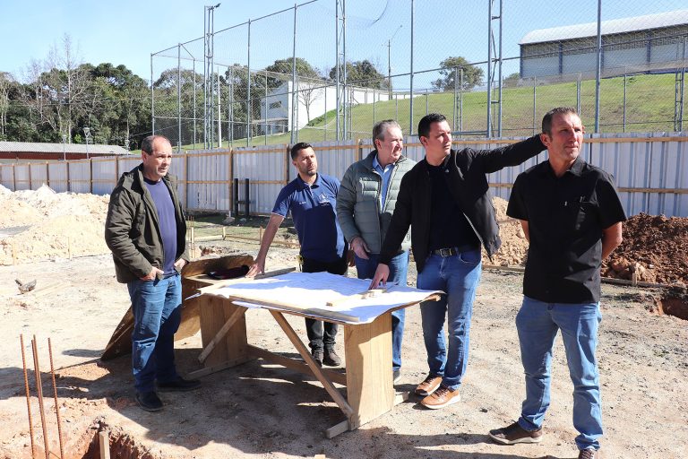 Obras em andamento foram visitadas pelo perlamentar e representantes do município. Foto: Assessoria de Imprensa/Prefeitura de Piên