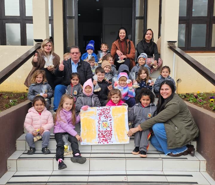 Alunos visitaram a sede da prefeitura. Foto: Assessoria de Imprensa/Prefeitura de Quitandinha