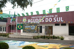 Painel foi instalado em frente à sede da prefeitura. Foto: Assessoria de Imprensa/Prefeitura de Agudos do Sul