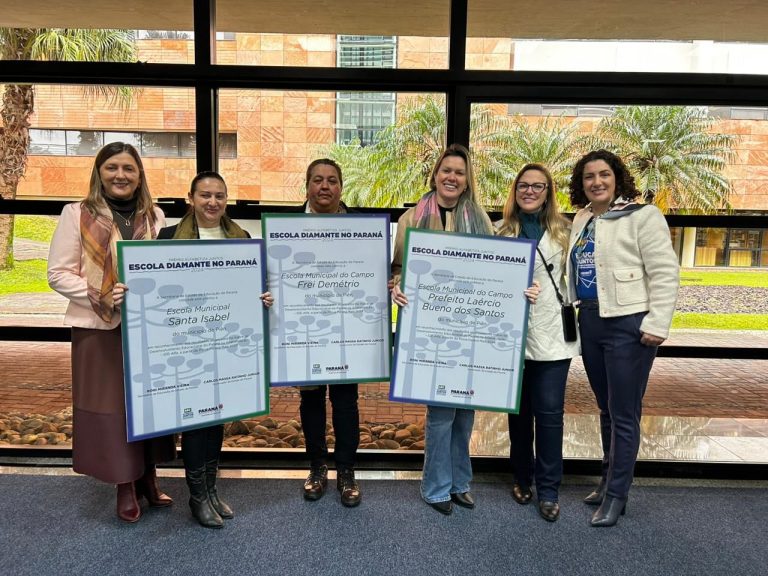 Secretária e diretoras das escolas receberam a premiação. Foto: Secretaria de Educação de Piên