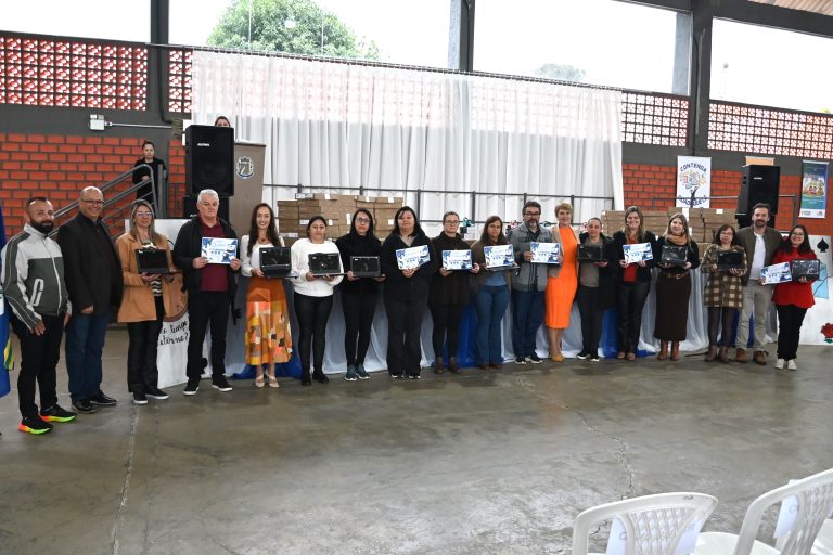 Durante evento, 180 chromebooks foram entregues às escolas do município. Foto: Assessoria de Imprensa/Prefeitura de Contenda