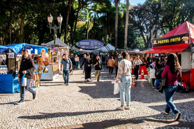 Feira do Centro é um dos atrativos da capital paranaense. Foto: Levy Ferreira