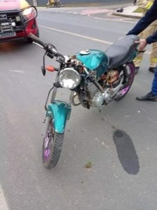 Jovem colidiu motocicleta contra poste. Foto: Divulgação
