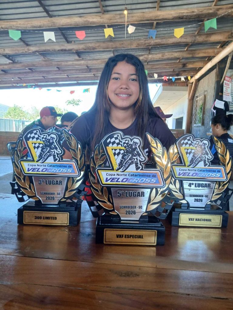 Kamilly garantiu novos troféus no velocross. Foto: Divulgação/Arquivo pessoal