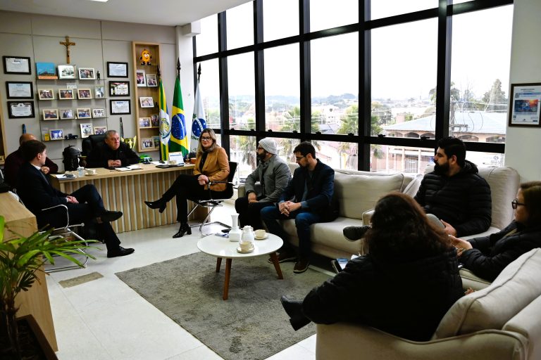Encontro tratou sobre o projeto do novo colégio. Foto: Assessoria de Imprensa/Prefeitura de Contenda