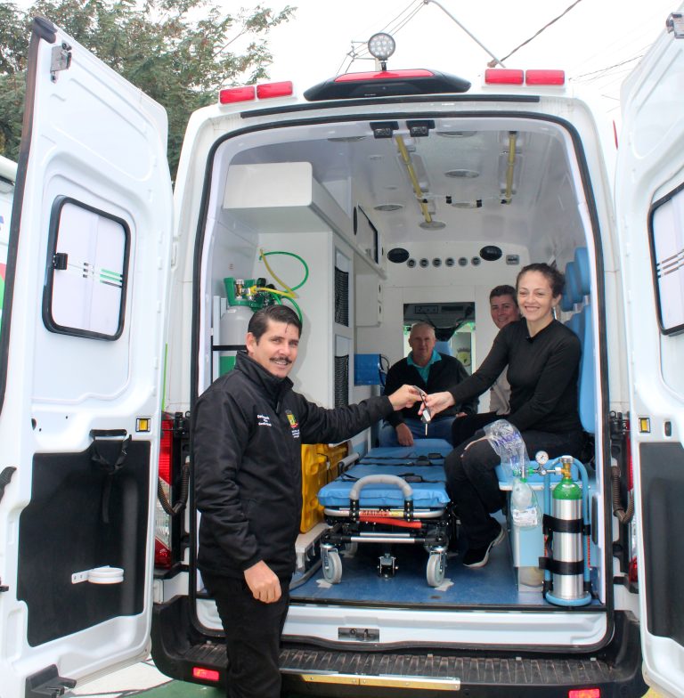 Nova ambulância foi entregue à Secretaria de Saúde. Foto: Arquivo/O Regional