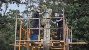 Prefeitura realizou a limpeza da histórica escultura de São Francisco de Assis. Foto: Assessoria de Imprensa/Prefeitura de Rio Negro