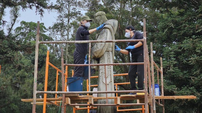 Prefeitura realizou a limpeza da histórica escultura de São Francisco de Assis. Foto: Assessoria de Imprensa/Prefeitura de Rio Negro