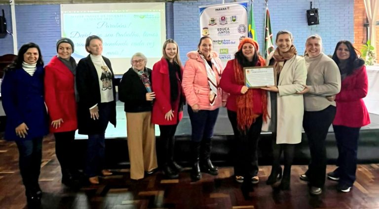 Entrega das homenagens ocorreu durante cerimônia. Foto: Assessoria de Imprensa/Prefeitura de Quitandinha