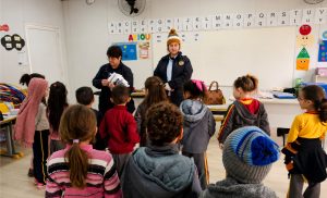 Kits foram distribuídos aos estudantes da Escola Padre Antônio. Foto: Assessoria de Imprensa/Prefeitura de Quitandinha