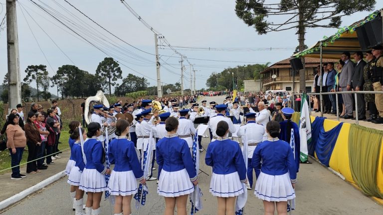 Desfile reuniu expressivo público em Lageado dos Vieiras. Foto: Assessoria de Imprensa/Prefeitura de Rio Negro