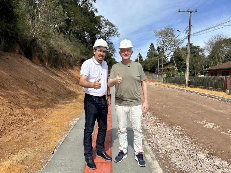 Prefeito e vice acompanharam a obra. Foto: Assessoria de Imprensa/Prefeitura de Agudos do Sul