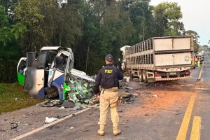 Micro-ônibus e caminhão ficaram completamente destruídos na colisão. Foto: Divulgação/PRF