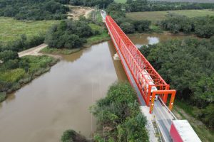 Nova ponte deverá ser construída ao lado da estrutura centenária que está sobre o Rio da Várzea. Foto: Divulgação/AEN