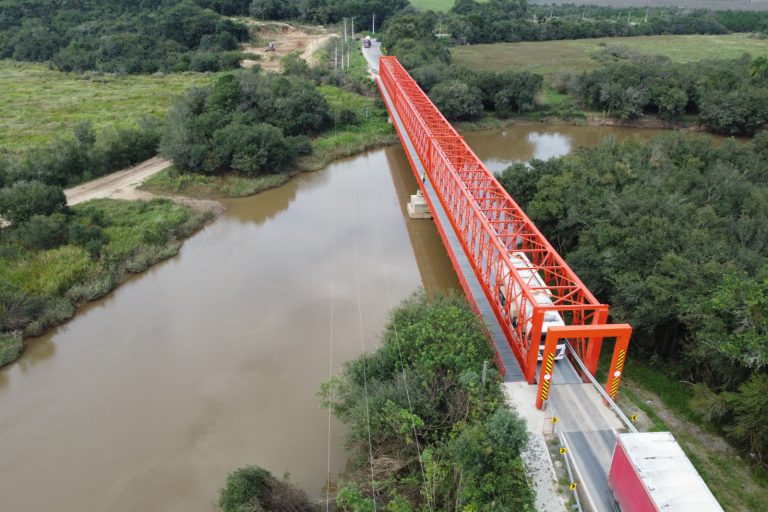 Nova ponte deverá ser construída ao lado da estrutura centenária que está sobre o Rio da Várzea. Foto: Divulgação/AEN
