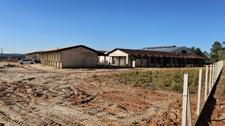 Obra da nova escola no Bairro Alto está avançando. Foto: Assessoria de Imprensa/Prefeitura de Rio Negro