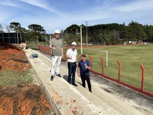 Prefeito, vice e secretário acompanharam o andamento das obras no estádio. Foto: Assessoria de Imprensa/Prefeitura de Agudos do Sul