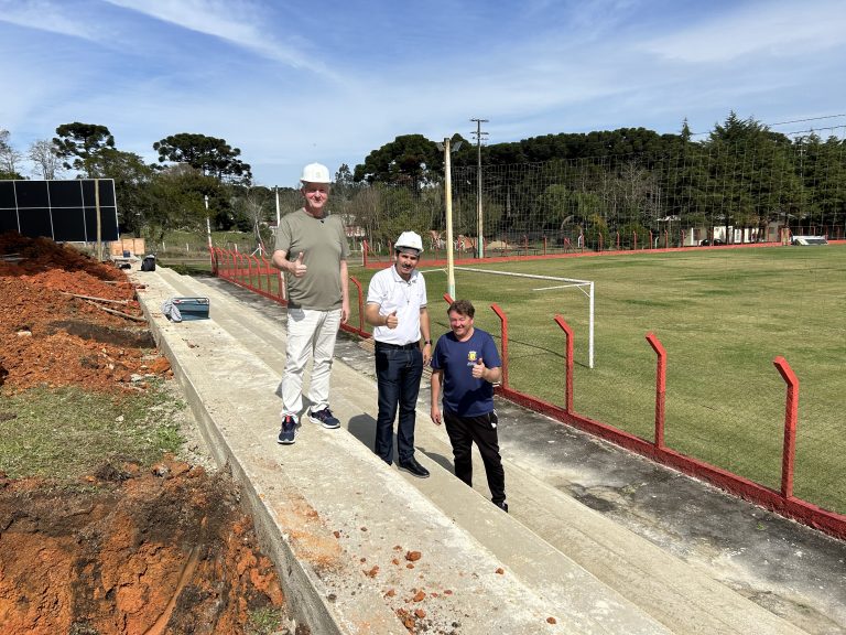 Prefeito, vice e secretário acompanharam o andamento das obras no estádio. Foto: Assessoria de Imprensa/Prefeitura de Agudos do Sul