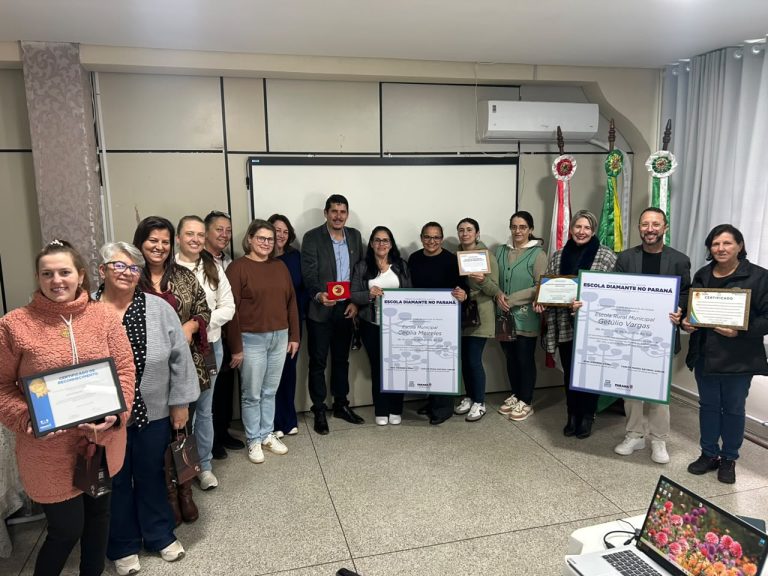 Escolas que se destacaram receberam reconhecimento. Foto: Assessoria de Imprensa/Prefeitura de Agudos do Sul