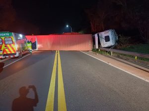 Caminhão tombou e bloqueou a via. Foto:Divulgação/PRF