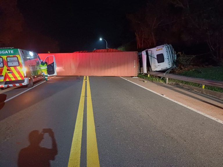 Caminhão tombou e bloqueou a via. Foto:Divulgação/PRF