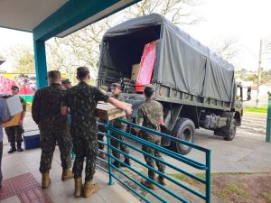 Com suporte de servidores, voluntários e militares, famílias atingidas pelas inundações em Rio Negro começaram a voltar para casa. Foto: Assessoria de Imprensa/Prefeitura de Rio Negro