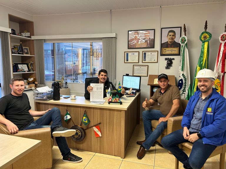 Convênio para execução da obra de pavimentação foi assinado. Foto: Assessoria de Imprensa/Prefeitura de Agudos do Sul