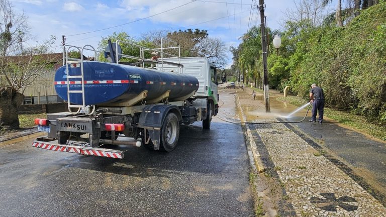 Equipes fizeram a limpeza de vias em Rio Negro. Foto: Assessoria de Imprensa/Prefeitura de Rio Negro