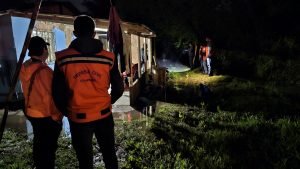 Forca-tarefa foi realizada em Rio Negro durante a madrugada para enfrentar a cheia do rio. Foto: Assessoria de Imprensa/Prefeitura de Rio Negro