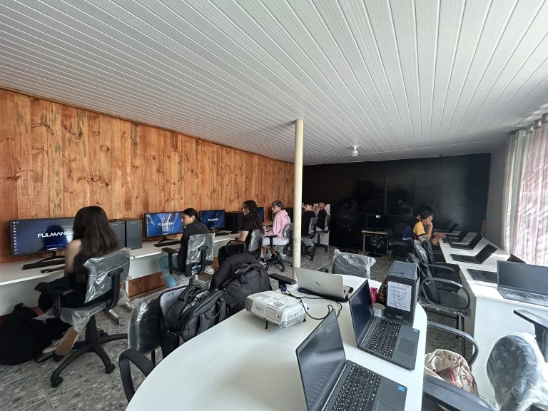 Alunos iniciaram o curso de Informática Básica. Foto: Assessoria de Imprensa/Prefeitura de Agudos do Sul
