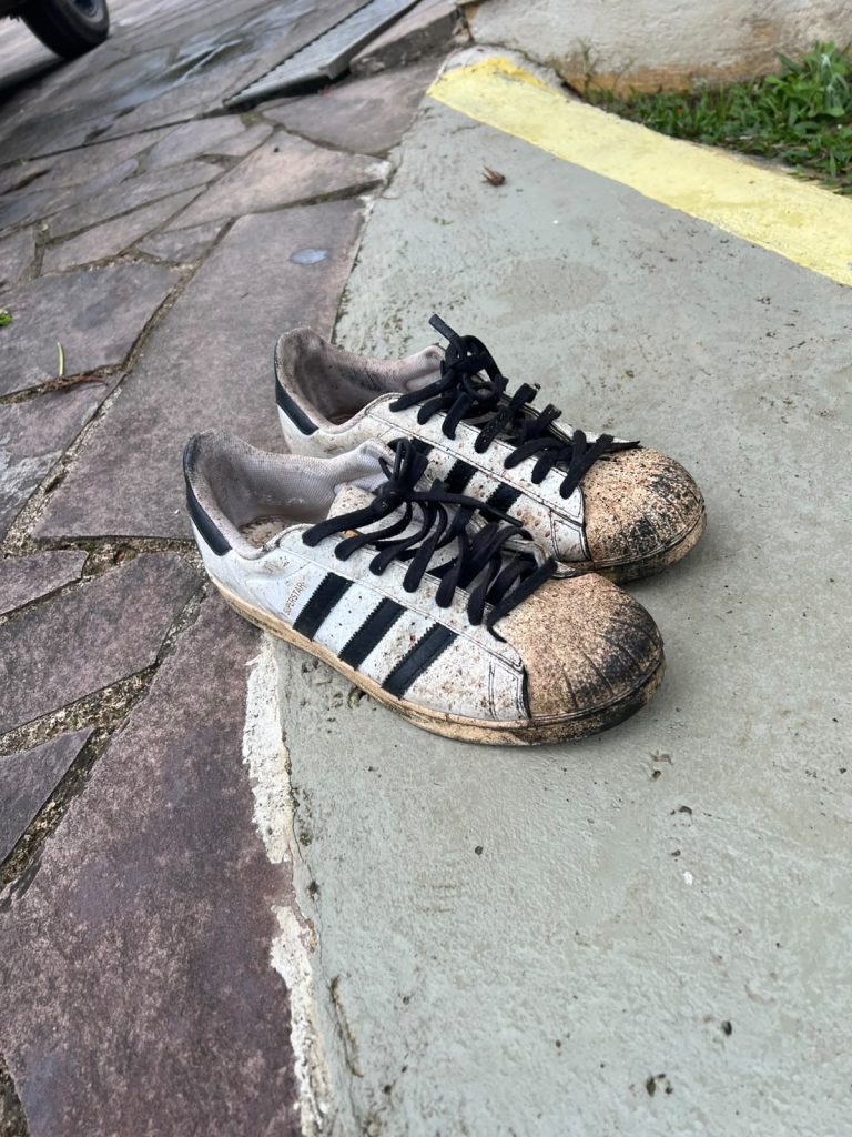 Par de tênis foi encontrado durante ocorrência. Foto: Divulgação/GM de Mandirituba