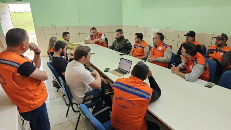 Reunião para estratégias quanto a inundação em Rio Negro. Foto: Assessoria/Prefeitura de Rio Negro