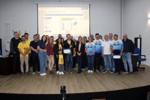 TLCistas e Cursilhistas junto aos vereadores na entrega das moções. Foto: Arquivo/O Regional