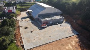 Estacionamento do ginásio recebeu pavimento. Foto: Assessoria de Imprensa/Prefeitura de Quitandinha