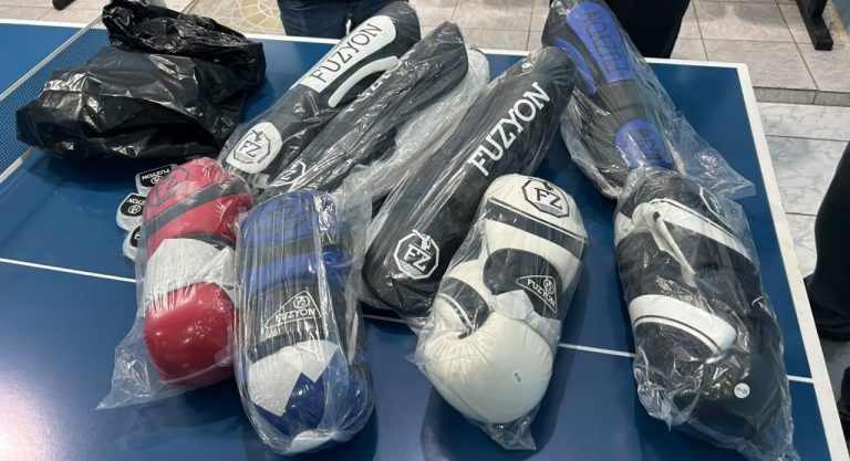 Equipamentos foram destinados ao projeto de Muay Thai do município. Foto: Assessoria de Imprensa/Prefeitura de Agudos do Sul