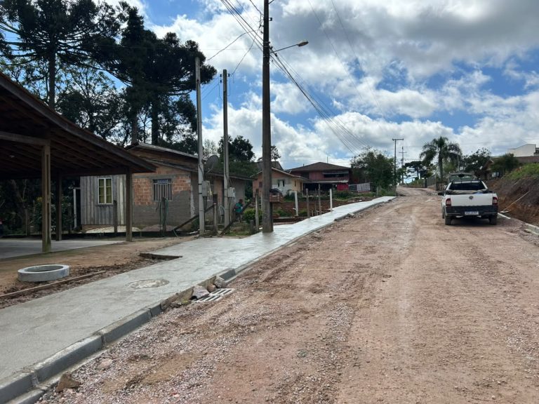 Obra está na fase de construção das calçadas. Foto: Assessoria de Imprensa/Prefeitura de Agudos do Sul