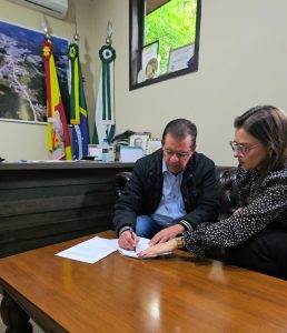 Prefeito assinou o contrato para a aquisição de novos ônibus. Foto: Assessoria de Imprensa/Prefeitura de Quitandinha