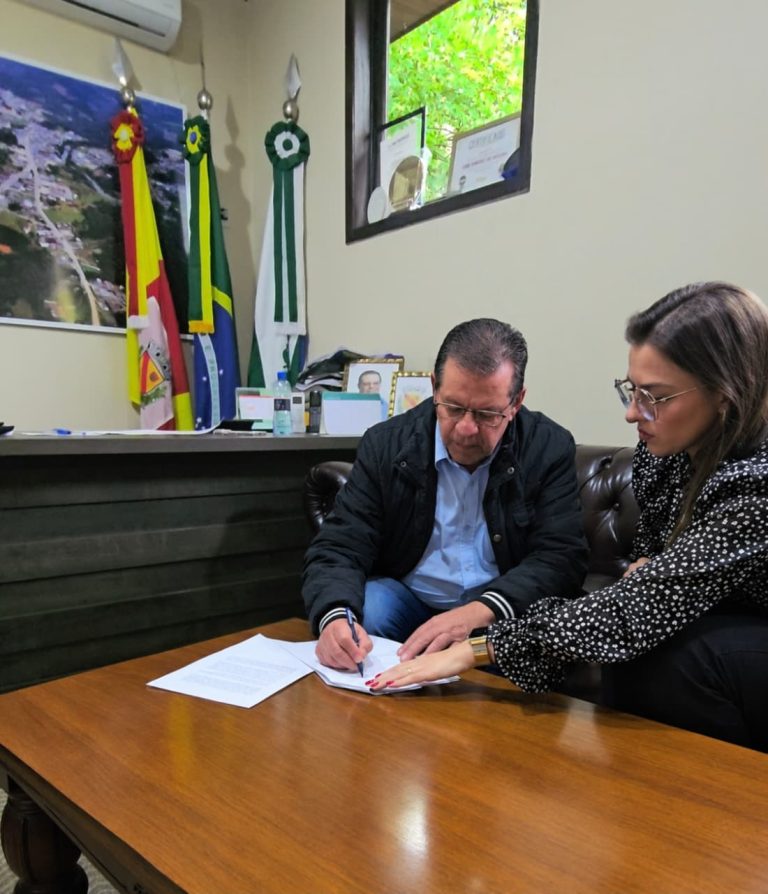 Prefeito assinou o contrato para a aquisição de novos ônibus. Foto: Assessoria de Imprensa/Prefeitura de Quitandinha