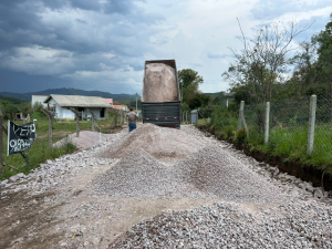 Pavimentação está na etapa de execução de sub-base. Foto: Assessoria de Imprensa/Prefeitura de Agudos do Sul