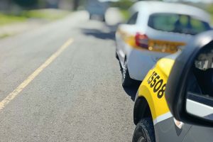 Ação flagrou instrutora de autoescola com CNH cassada em Curitiba. Foto: PMPR