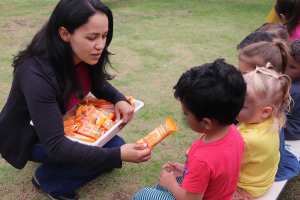 Alunos receberam picolés isentos de açúcares e conservantes. Foto: Assessoria de Imprensa/Prefeitura de Piên