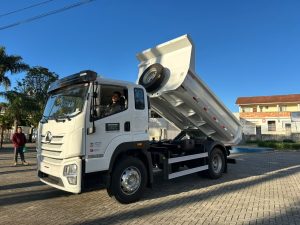 Veículo irá integrar a frota da Secretaria de Planejamento, Urbanismo e Serviços. Foto: Assessoria de Imprensa/Prefeitura de Agudos do Sul